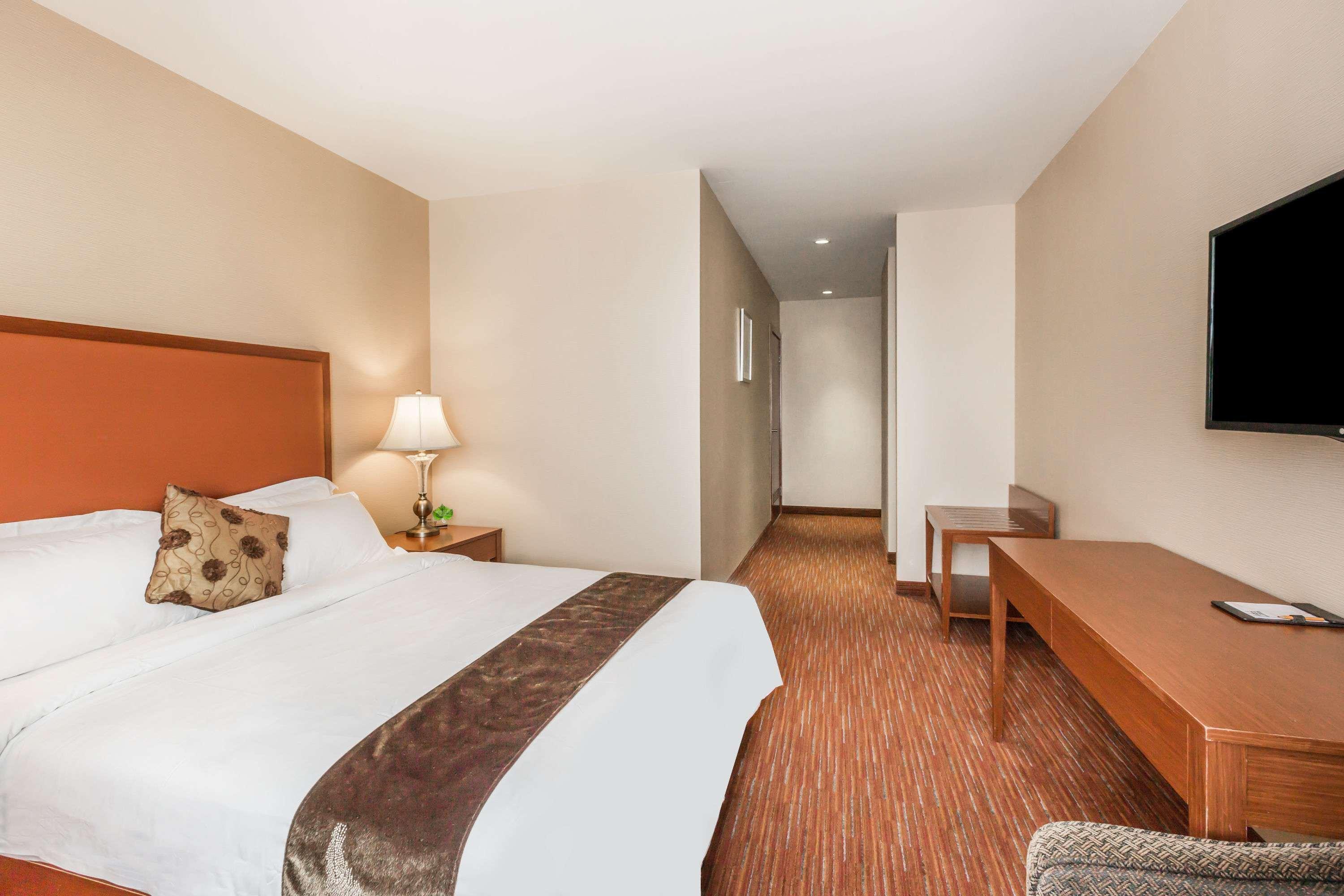 Ramada By Wyndham Flushing Queens New York City Exterior photo