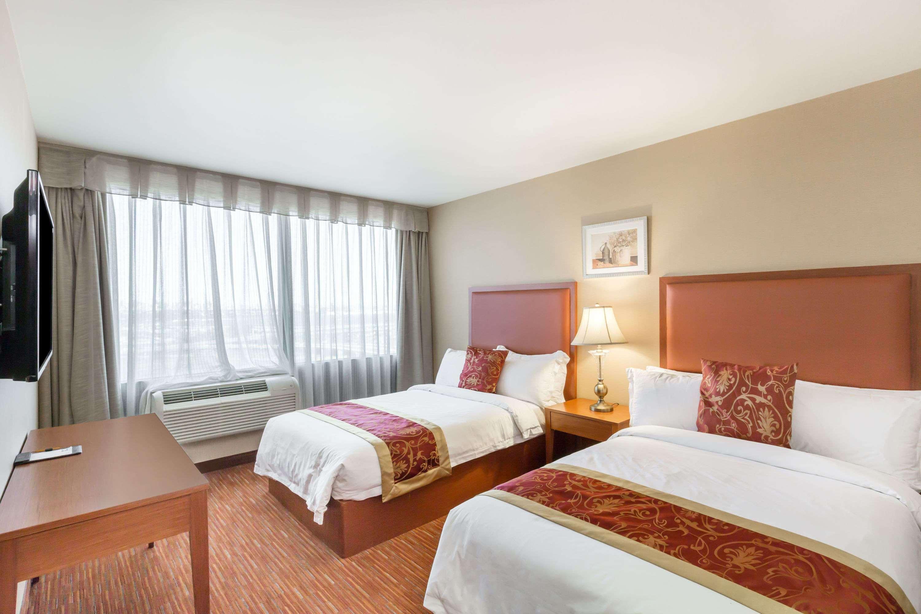 Ramada By Wyndham Flushing Queens New York City Exterior photo