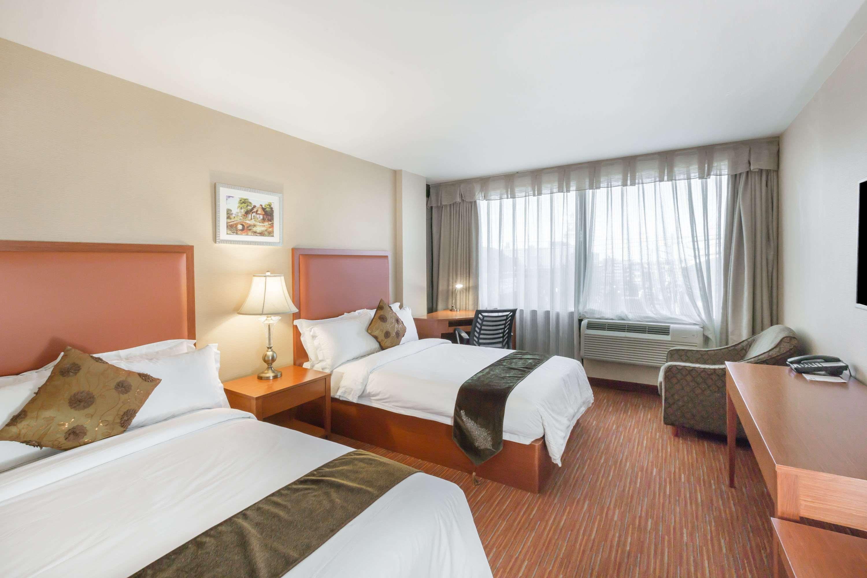 Ramada By Wyndham Flushing Queens New York City Exterior photo