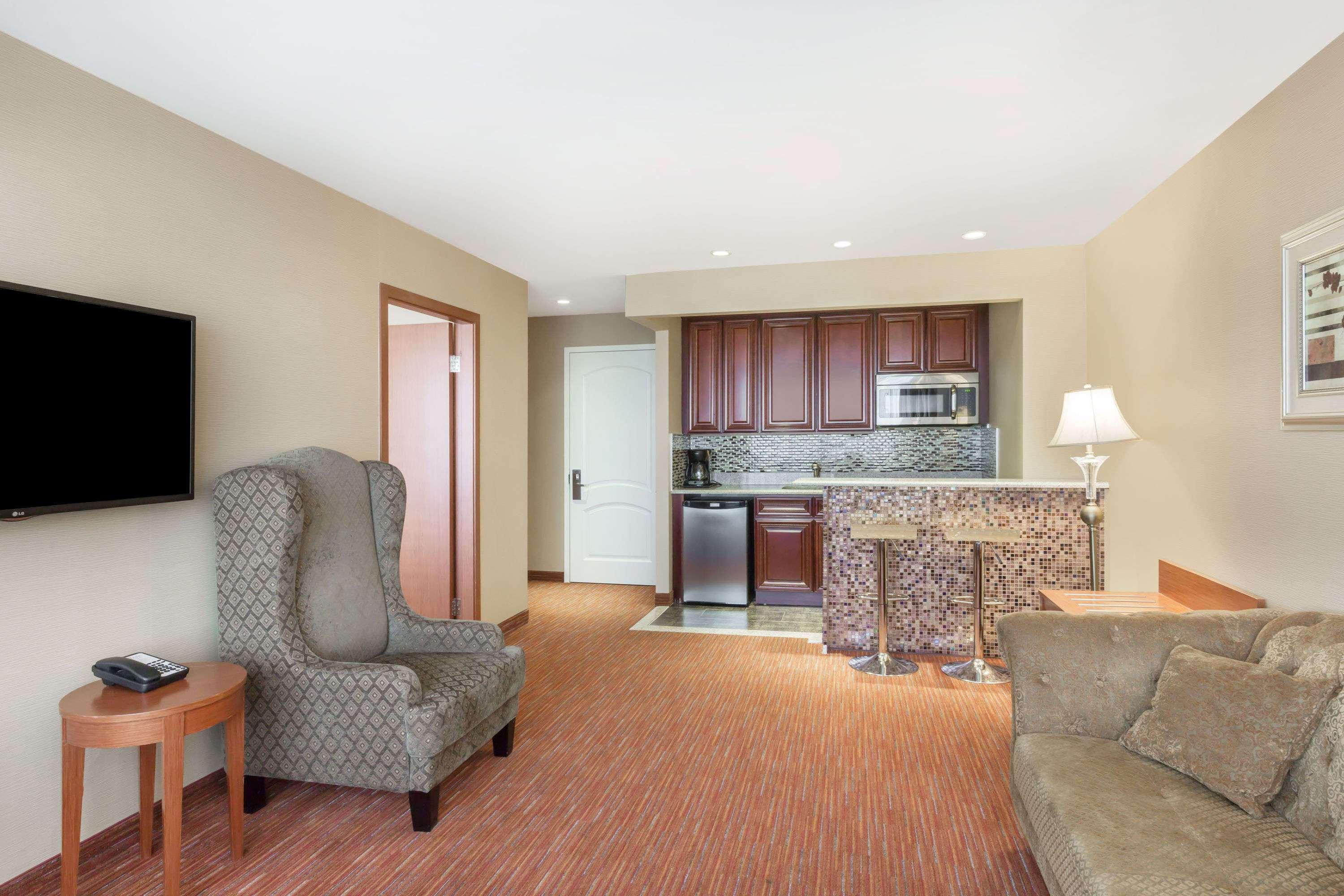 Ramada By Wyndham Flushing Queens New York City Exterior photo